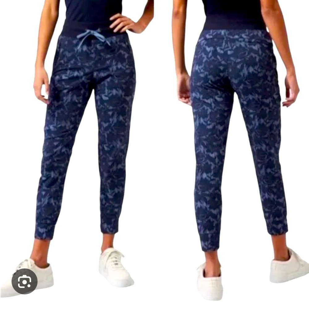 Athleta Trekkie jogger in Ethereal Bloom Cottage Blue!